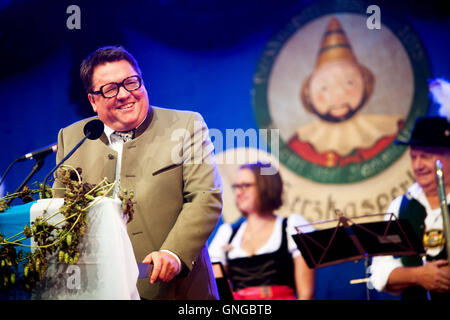 "Helmut Schleich am Bier klopfen in der '' Herzkasperlzelt'' während dem Oktoberfest 2014" Stockfoto
