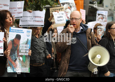 Tierrechte Aktivisten demonstrieren vor dem Justizzentrum in München, 2014 Stockfoto