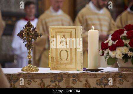 Reinhard Kardinal Marx ordiniert Frater Stefan Geiger zum Priestertum, Missale mit Alpha und Omega Stockfoto