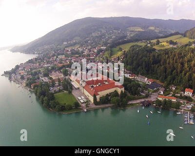 Der Herzoglich bayerischen Brauhaus Tegernsee (herzoglichen bayerischen Brauerei Tegernsee) und das Gymnasium Tegernsee Stockfoto