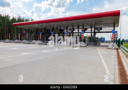 Ladestation auf der Mautstraße. Russische Straßennummer M11 Stockfoto