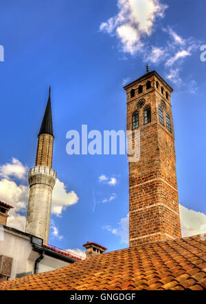 Clock Tower und Gazi Husrev-beg-Moschee in Sarajevo Stockfoto