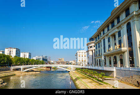 Den Fluss Vardar in der Nähe von Ministry of Foreign Affairs in Skopje Stockfoto