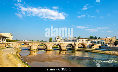 Blick auf die steinerne Brücke in Skopje - Mazedonien Stockfoto