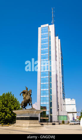 Regierung des Kosovo und Skanderbeg Statue in Pristina Stockfoto