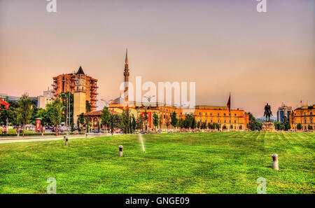 Skanderbeg-Platz mit seiner Statue in Tirana - Albanien Stockfoto