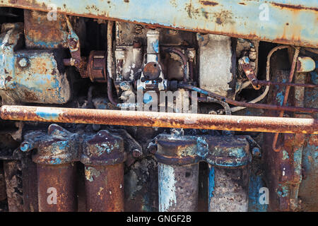 Alte rostige Stahl Details, Bauernhof Traktor Motor fragment Stockfoto