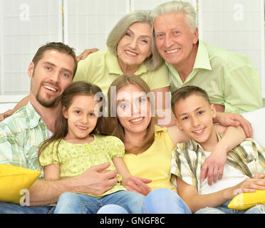 glückliche Familie zu Hause Stockfoto