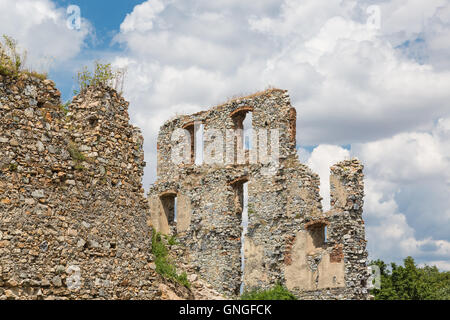 Apponyi Burgruine aus dem 13. Jahrhundert. Oponice, Slowakei Stockfoto