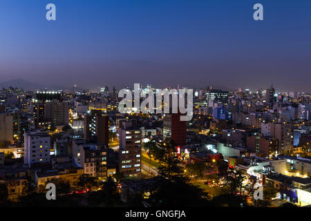 Lima Peru - Mai 10: Twilight-Blick auf die Stadt von Miraflores mit Hotels und Ferienwohnungen, die aufleuchten, wenn die Sonne untergeht, Lima. 1 Mai Stockfoto