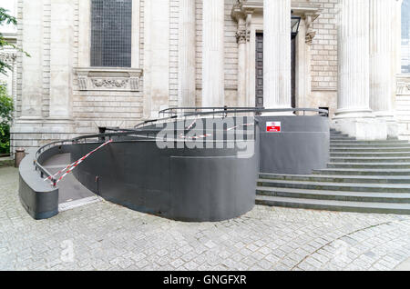 Temporäre Rollstuhlrampe Zugriff außerhalb St. Pauls Cathedral, London, UK Stockfoto