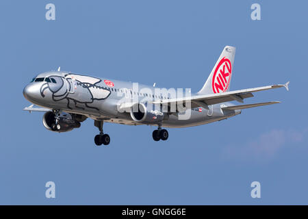 Niki Airbus A320-214 [OE-LEE] Landebahn 31. Stockfoto