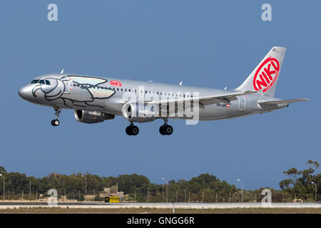 Niki Airbus A320-214 [OE-LEE] Landebahn 31. Stockfoto
