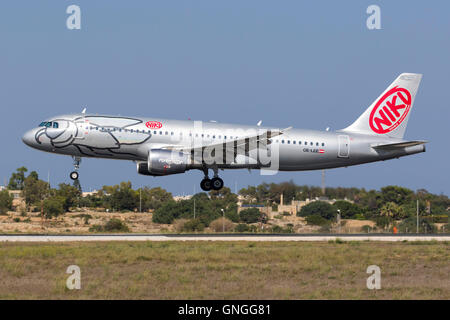 Niki Airbus A320-214 [OE-LEE] Landebahn 31. Stockfoto