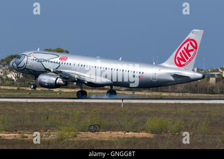 Niki Airbus A320-214 [OE-LEE] Landebahn 31. Stockfoto