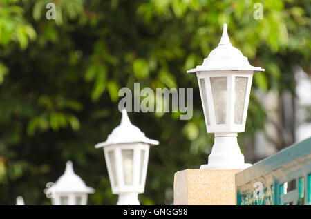 Lampe-Pole und Zaun-Schrein mit natürlichen Hintergrund Stockfoto