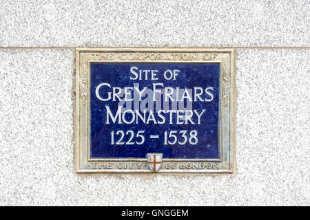 Blaue Plakette zeigt die Website der grauen Mönche Kloster 1225-1535. City of London, UK Stockfoto