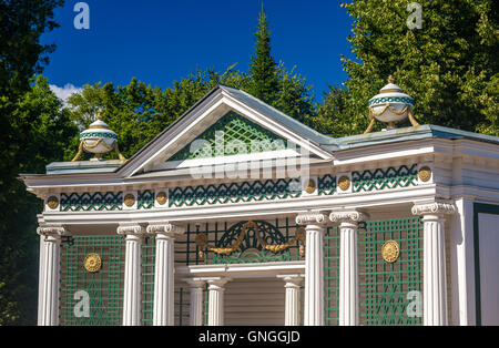 Details zu ein Sommerhaus in Peterhof - Russland Stockfoto