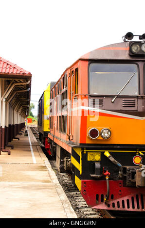 Alten Zug in einem Bahnhof in Thailand geparkt. Stockfoto