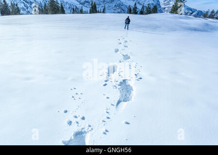 Ein Mann Fußspuren im Schnee Stockfoto