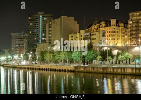 Riverside von Bilbao bei Nacht. Biskaya, Baskisches Land, Spanien Stockfoto