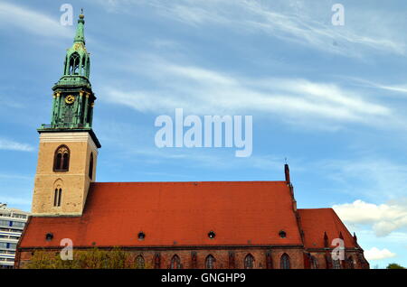 alte Kirche von St. Maria in Berlin-City mit blauem Himmel Stockfoto