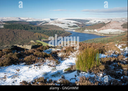 Winter am Bamford Rand mit Blick auf Ladybower Vorratsbehälter, Derbyshire Stockfoto