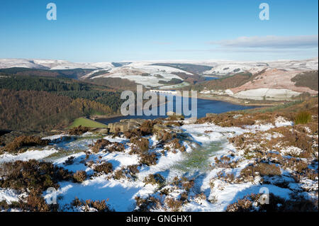 Winter am Bamford Rand mit Blick auf Ladybower Vorratsbehälter, Derbyshire Stockfoto