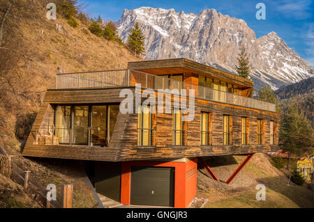 Berghaus mit moderner Architektur Stockfoto