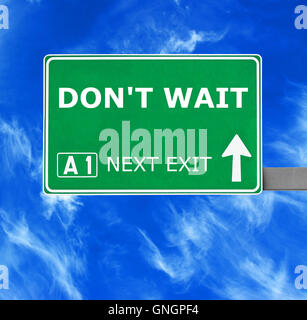 Warten SIE nicht Schild gegen blauen Himmel Stockfoto