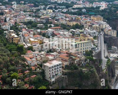 Erhöhten Blick auf Gebäude in einer Stadt, Küste von Amalfi, Salerno, Kampanien, Italien Stockfoto