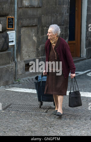 Ältere Frau ziehen einen Warenkorb auf einer Straße, Orvieto, Provinz Terni, Umbrien, Italien Stockfoto