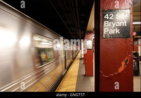 Blick auf 42 St-Bryant Park u-Bahn-Station in Midtown Manhattan. New York City Subway ist die verkehrsreichsten Rapid Transit-Schiene-System in Stockfoto