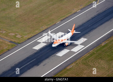 EasyJet Flugzeug abheben von Luton Airport, South East England, UK Stockfoto