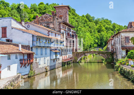 Bogen-Brücke über den Fluss La Nive de Beherobie in Kleinstadt Saint-Jean-Pied-de-Port, Aquitanien, Frankreich Stockfoto