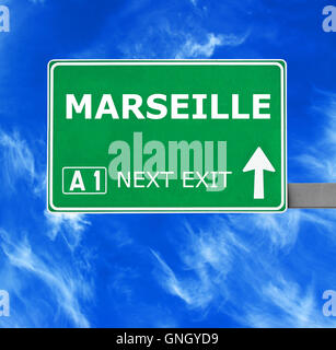 MARSEILLE-Schild gegen klar blauen Himmel Stockfoto