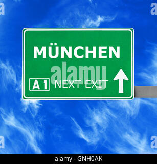 München-Schild gegen klar blauen Himmel Stockfoto