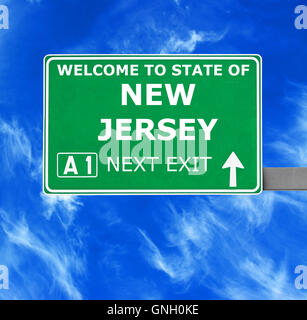 NEW JERSEY Straßenschild gegen klar blauen Himmel Stockfoto