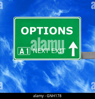 Optionen-Schild gegen klar blauen Himmel Stockfoto