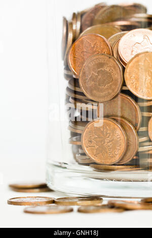 Nahaufnahme von einem jar von aufgegebenen Kanadischen Pennies, mit kopieren. Stockfoto