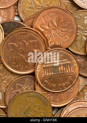 Kanadischen und amerikanischen Cent Hintergrund, kanadischer Penny wurde eingestellt. Stockfoto