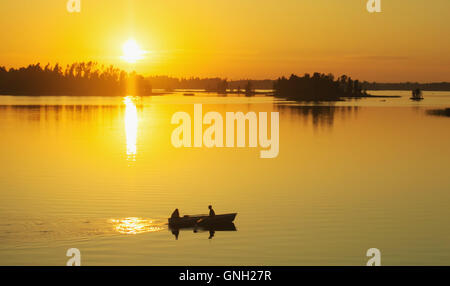 Silhouette eines Paares in einem Ruderboot bei Sonnenuntergang, Russland Stockfoto