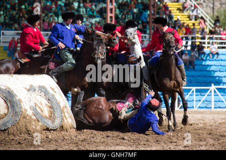 Sportler konkurrieren in Kok Boru (Көк бөрү) an der Welt Nomad Spiele 2014 in Cholpon Ata, Kirgisistan. Stockfoto