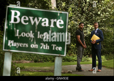 Polizei Schottlands DCI Martin MacLean mit Sadat Ahmed(L) der Bruder von Saima Ahmed in der Nähe, wo ihr Körper im Golfclub illustriert vor einem Jahr gefunden wurde. Ein Update mit dem ungeklärten Tod von Saima Ahmed, der geglaubt wird, um von London nach Edinburgh am 30. August 2015 gereist erhielt von DCI Martin MacLean, Leiter der Kriminalität Operationen für Edinburgh CID Stockfoto