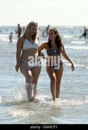 Imogen Hibberd, 21, (links) und Sophie Bagley, 20, am Strand in West Wittering, West Sussex. Stockfoto