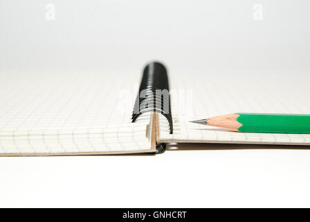 Geöffnete Notebook mit einem leeren Blatt und Bleistift auf über weiß Stockfoto