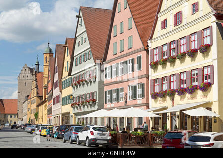 Segringer Strasse mit Rothenburg Tor und ehemaligen Krankenhaus, Altstadt, Dinkelsbühl, Franken, Bayern, Deutschland Stockfoto