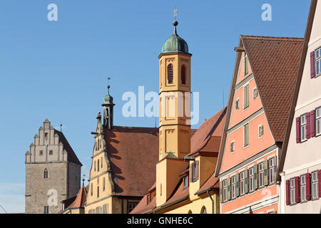 Segringer Strasse mit Rothenburg Tor und ehemaligen Krankenhaus, Altstadt, Dinkelsbühl, Franken, Bayern, Deutschland Stockfoto