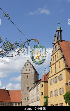 Segringer Strasse mit Rothenburg Tor und ehemaligen Krankenhaus, Altstadt, Dinkelsbühl, Franken, Bayern, Deutschland Stockfoto