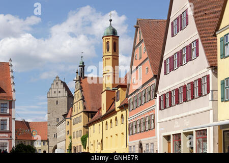 Segringer Strasse mit Rothenburg Tor und ehemaligen Krankenhaus, Altstadt, Dinkelsbühl, Franken, Bayern, Deutschland Stockfoto